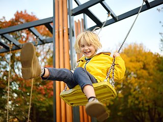 Kind am Schaukeln