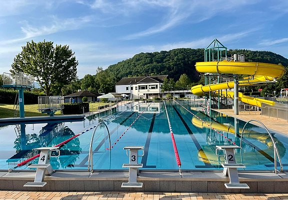 Das Bild zeigt ein Freibad mit Rutsche.