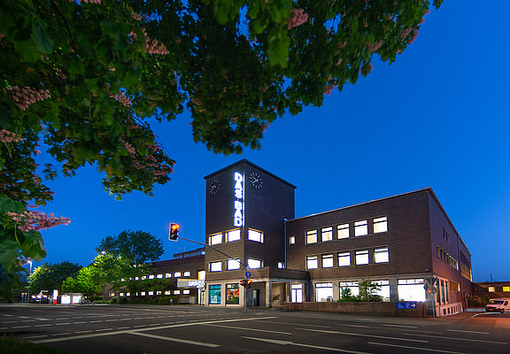 Das Bild zeigt DasBad" ein Hallenbad in Trier von außen bei Nacht.