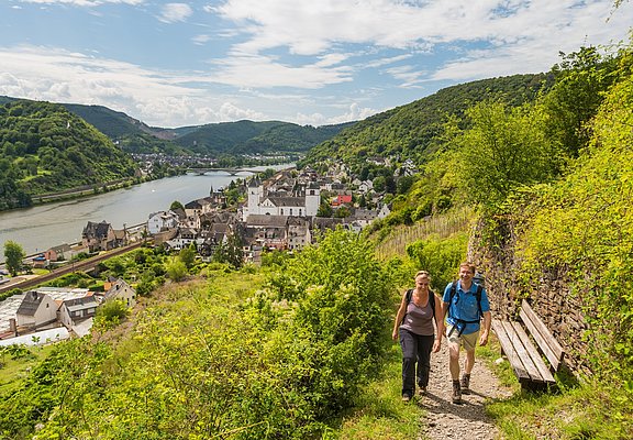 Aufstieg auf steilem Schieferpfad: Aussicht auf Treis-Karden mit St. Kastor
