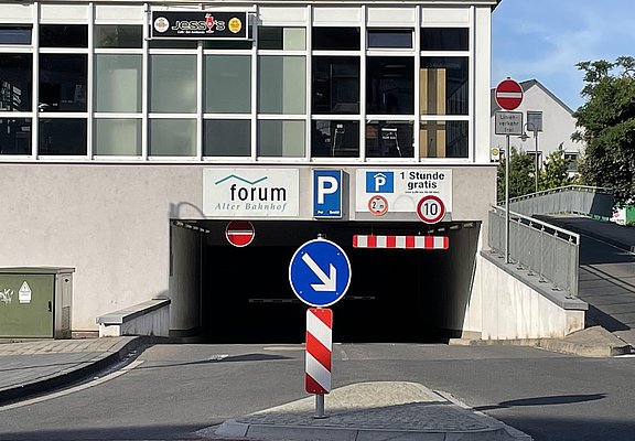 Einfahrt Parkhaus, Ort der Ladestationen