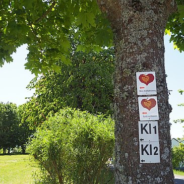 Beschilderung entlang des Weges