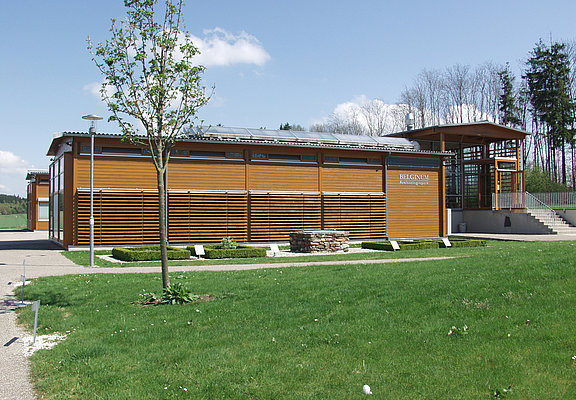 Das Bild zeigt das Gebäude des Kulturzentrum Belginum Archäologiepark.