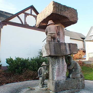 Startpunkt: Bergbaubrunnen in Monzelfeld
