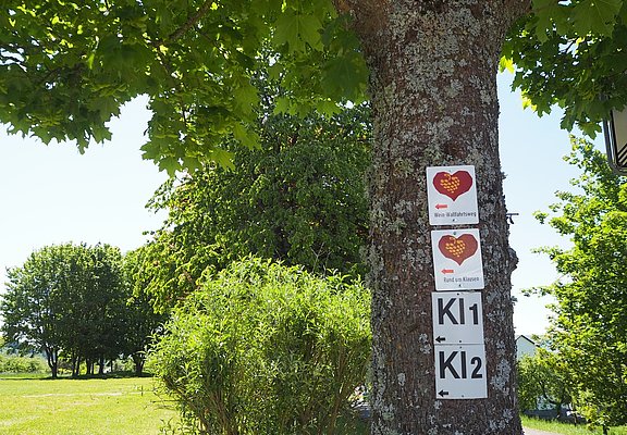 Wegbeschilderung entlang des Weges