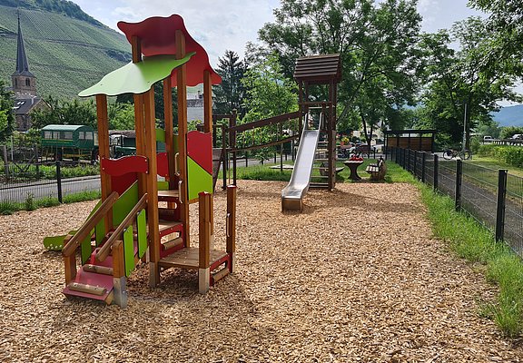 Spielplatz mit Häuschen und Rutsche