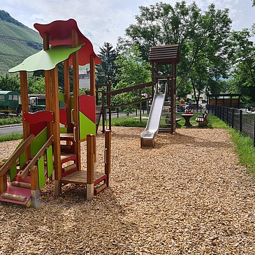 Spielplatz mit Häuschen und Rutsche