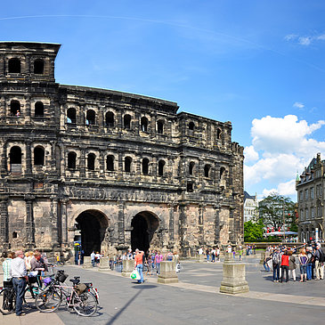 Das Bild zeigt das römische Stadttor Porta Nigra in Trier