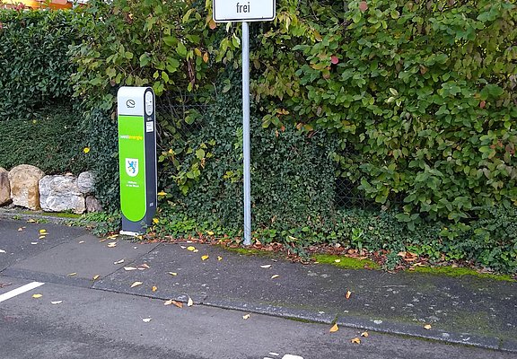 Ladestation mit Schild