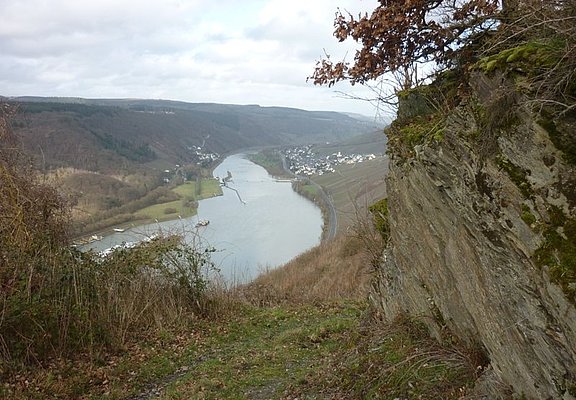 Felsen begleiten den Weg von Starkenburg nach Enkirch: Blick auf die Enkircher Staustufe