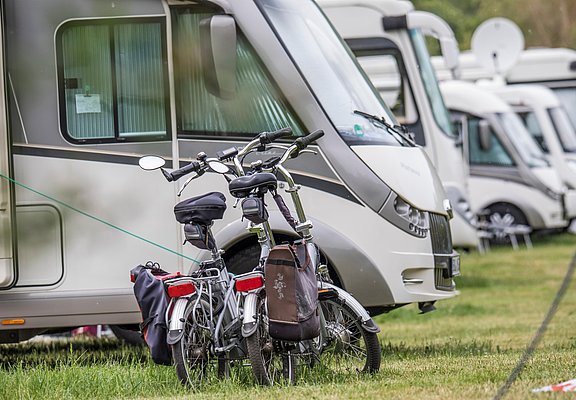 Fahrräder vor Wohnmobil auf Wohnmobilplatz