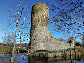 Blick auf die von Wasser umgebene Burg Baldenau