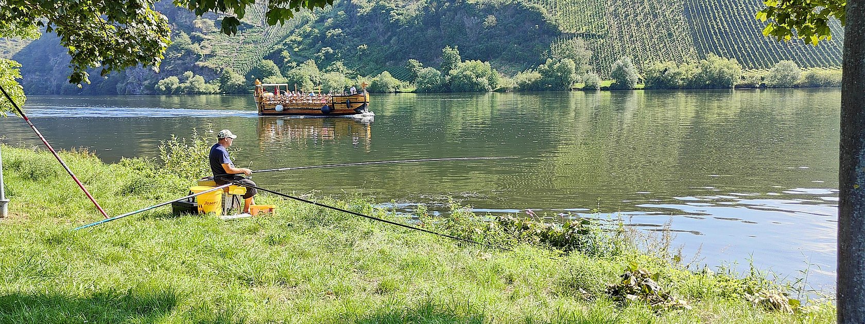 Angler am Moselufer in Neumagen-Dhron