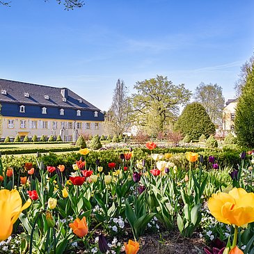 Palais von Nell in Ortslage Perl - Barockgarten am Moselsteig-Zuweg
