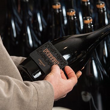 Sekt Etikett kleben