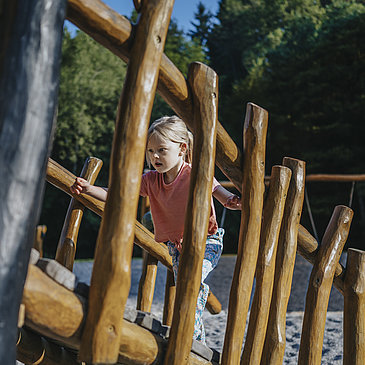 Das Bild zeigt ein Mädchen auf dem Spielplatz beim Freizeitzentrum Peterberg.