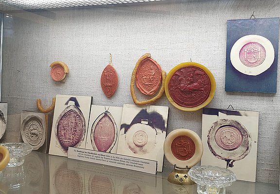 Ausstellungsstücke im Cusanus Geburtshaus