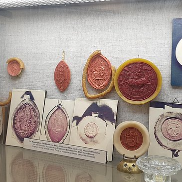 Ausstellungsstücke im Cusanus Geburtshaus