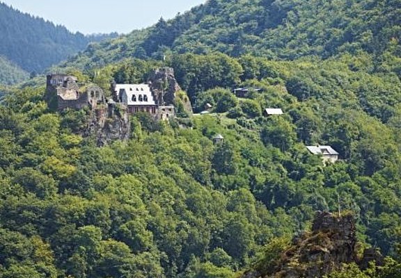 Schloß Veldenz hoch über dem gleichnamigen Ort