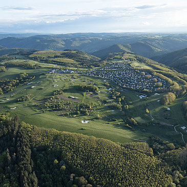 Blick auf die Anlage des Golfclubs Cochem in Vogelperspektive