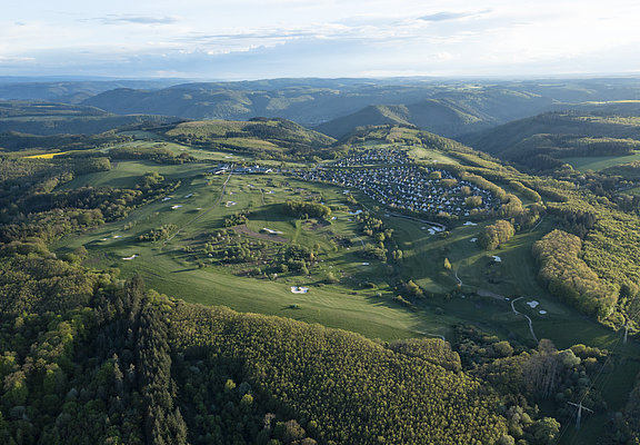 Blick auf die Anlage des Golfclubs Cochem in Vogelperspektive