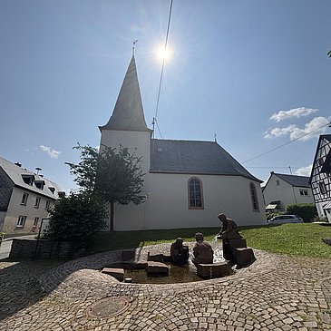 Andeler Kirche mit Goldgräberbrunnen