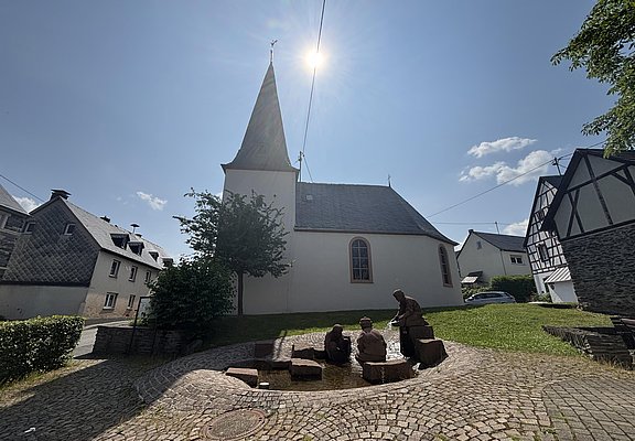 Andeler Kirche mit Goldgräberbrunnen