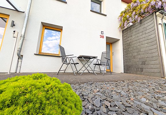 Außensitz vor dem Haus der Ferienwohnung MoselVino