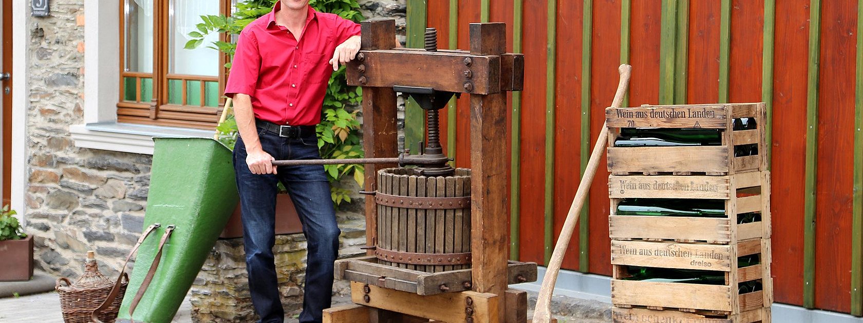 Winzer Schmitges und Weinpresse