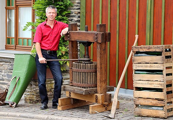 Winzer Schmitges und Weinpresse