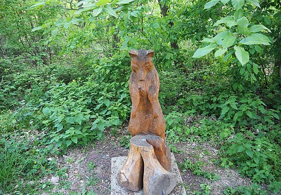 Schnitzkunst auf dem Wanderweg
