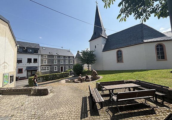 Andeler Kirche mit Vorplatz