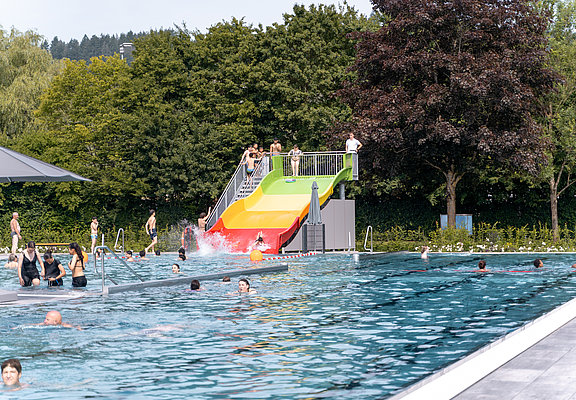 Das Bild zeigt das Freibad des Vitelliusbads Wittlich mit einer kleinen Rutsche.