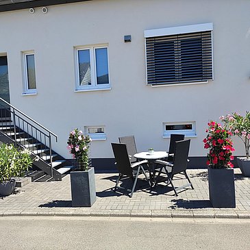 Nr 7 Eingang mit Terrasse