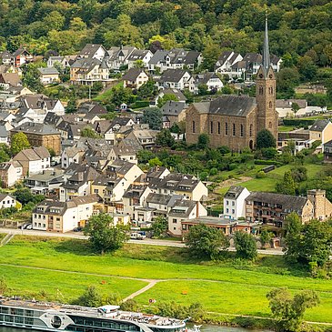 Blick auf Kobern mit Moselschiff