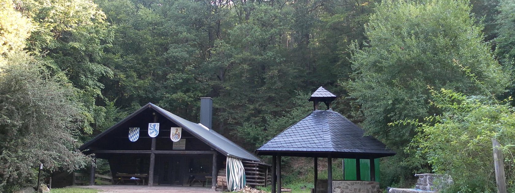 Grillhütte "Roter Bohles" im Wald von Veldenz