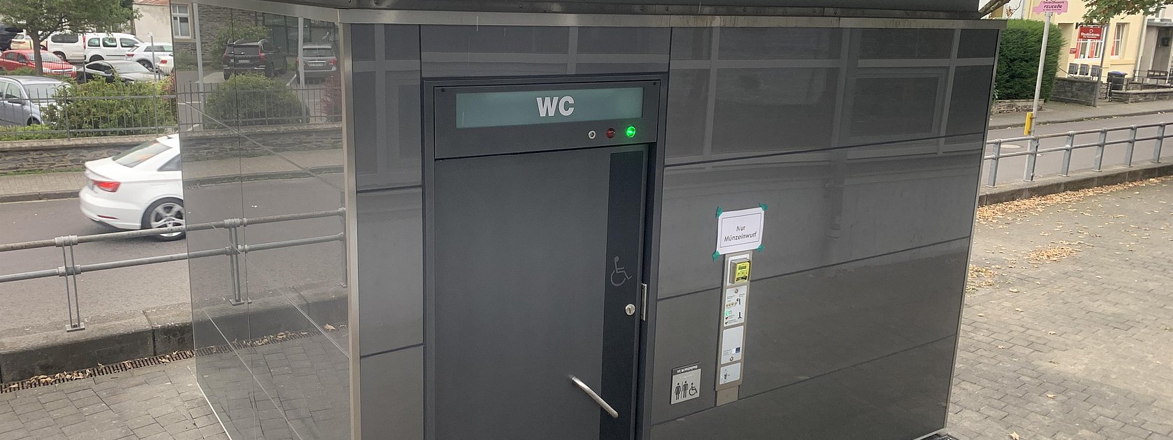 Toilette in Kues - vor der Güterhalle