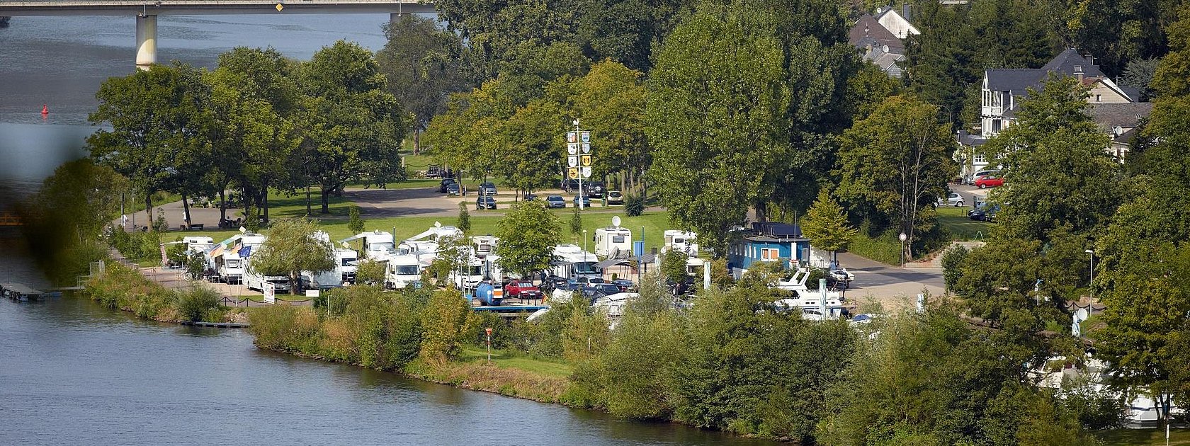 Yachthafen mit Anlegestelle für Kanus