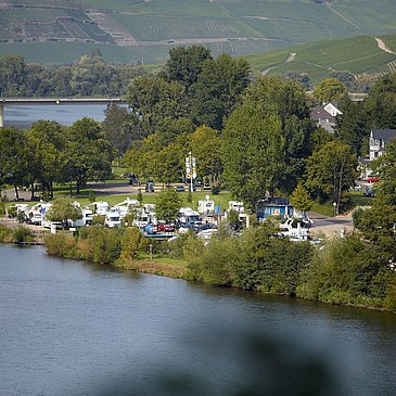 Yachthafen mit Anlegestelle für Kanus