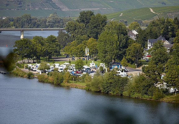 Yachthafen mit Anlegestelle für Kanus