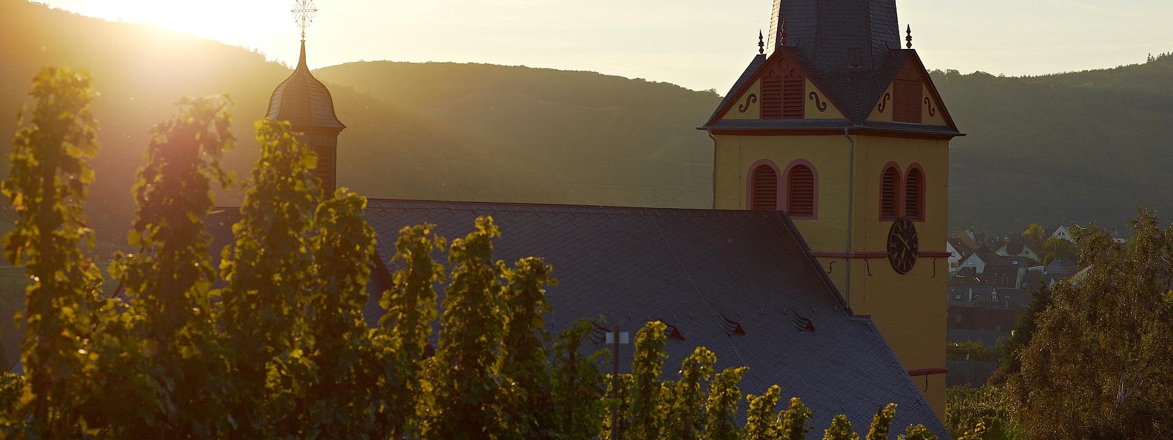 Kirche bei Sonnenuntergang