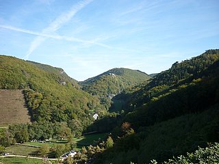 Blick ins Veldenzer Bachtal mit Schloss Veldenz