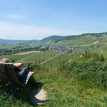 Ruhebank mit Blick auf Osann-Monzel und Kesten