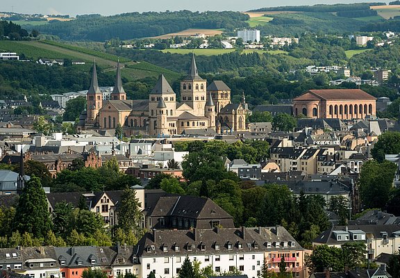 Blick vom Felsenweg auf die Trierer Altstadt mit Dom und Basilika