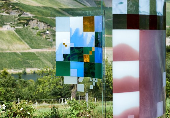 Glasskulpturen vor dem Weinberg