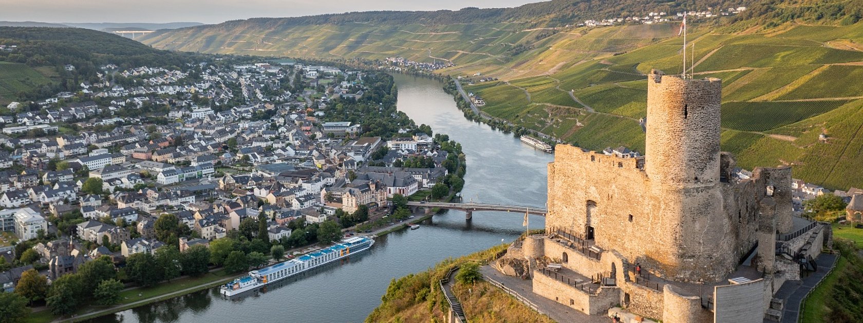 Blick auf die Burg Landshut und die Mosel bei Bernkastel-Kues