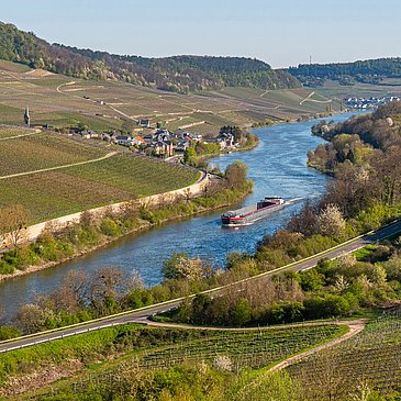 Blick von Wincheringen auf das Moseltal mit Ahn (Luxemburg)