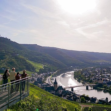 Person_Plattform_Aussicht_Mosel_Weinberg_Brücke_So