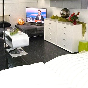 ein-blick-vom-bett-auf-den-wohnraum