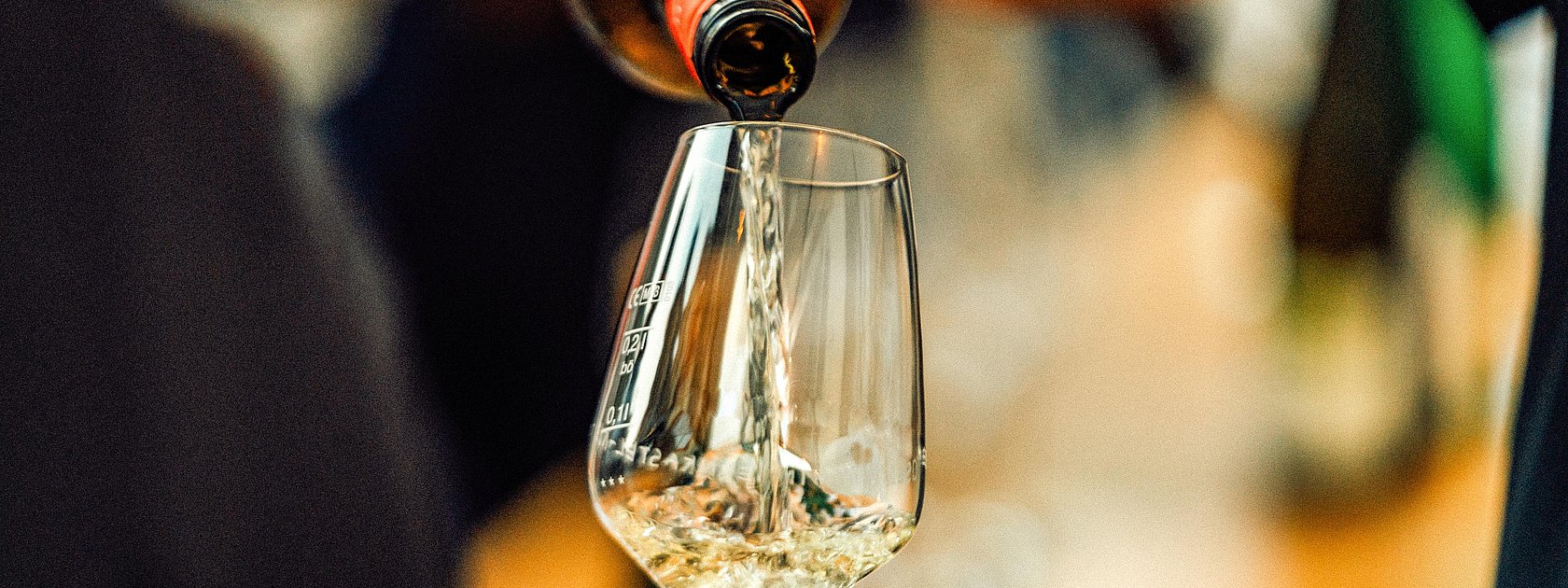 Wein genießen am Weinstand